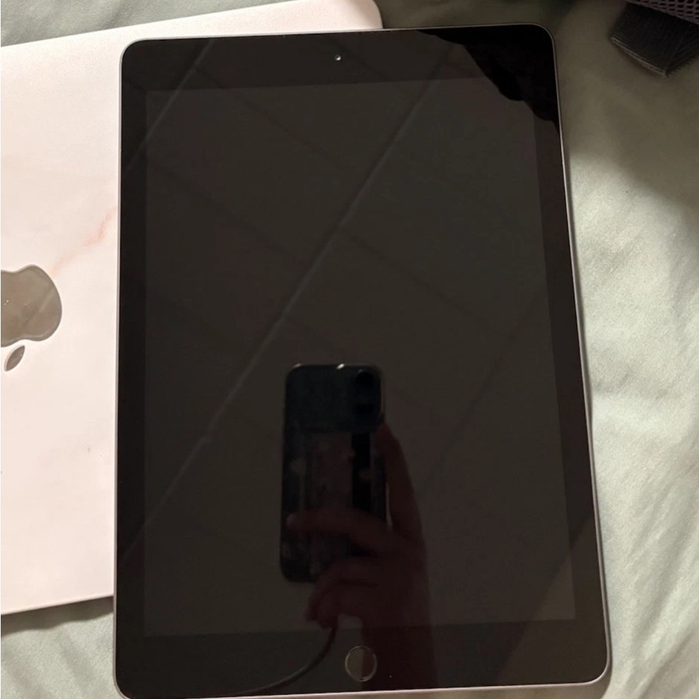 (SOLD) iPad 9.7 inch space grey. 5th gen, 32 gb